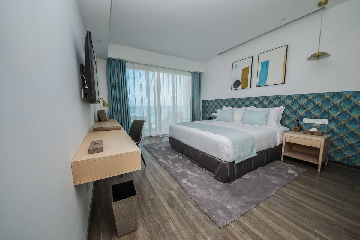 Sengetøy av topp kvalitet, minibar, safe på rommet og skrivebord