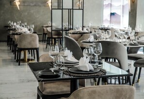 2 restaurantes, se sirve desayuno, cocina local e internacional 