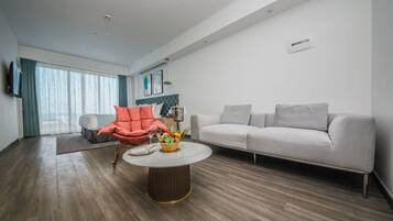 Senior Suite | Premium bedding, minibar, in-room safe, desk