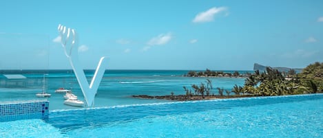 Piscine extérieure, parasols de plage, chaises longues