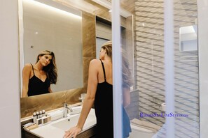 Douche, baignoire à remous, séchoir à cheveux, serviettes fournies