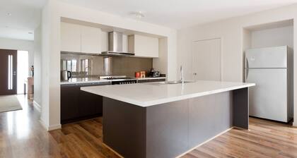 5br Luxury House 20 Min To Cbd Spacious Living