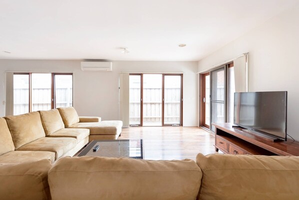 Een televisie en boeken