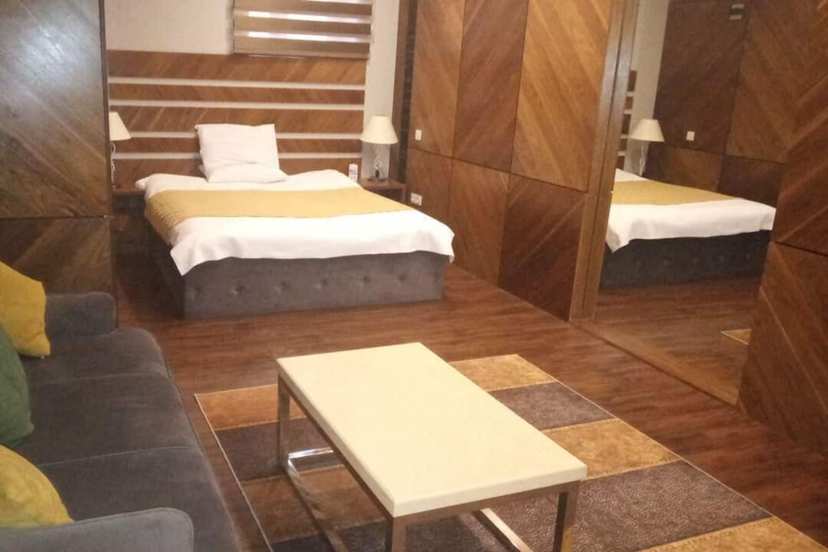 Deluxe-Doppelzimmer (With Shower) | Zimmersafe, Bügeleisen/Bügelbrett, kostenloses WLAN, Bettwäsche