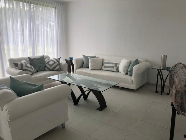 Smart TV, DVD player, books - Lovely house with private garden and pool near Cuernavaca in Xochitepec Morelos (Xochitepec)