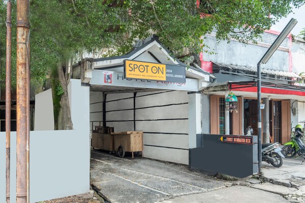 Front of property - SPOT ON 2054 Hotel Arimbi 3 (Bandung)