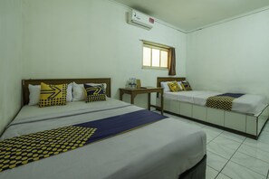 Basic Triple Room | Desk, free WiFi, bed sheets - SPOT ON 2054 Hotel Arimbi 3 (Bandung)