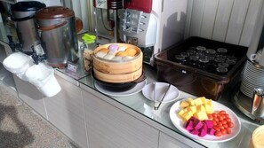 Montaje tipo buffet con diferentes alimentos y utensilios de cocina.