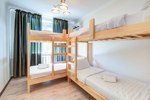 Een kluis op de kamer, een bureau, verduisterende gordijnen