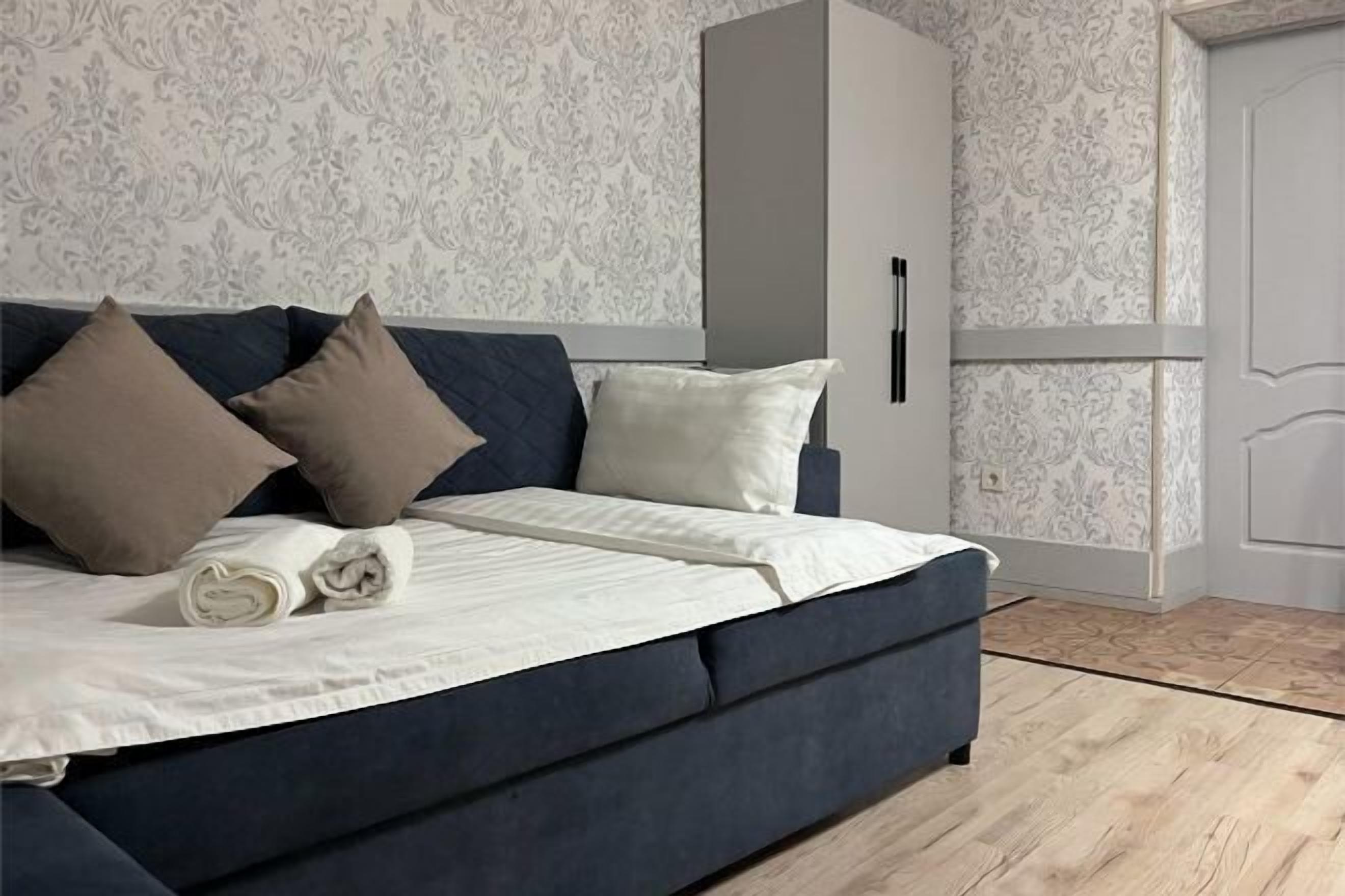 Una cassaforte in camera, una scrivania, tende oscuranti