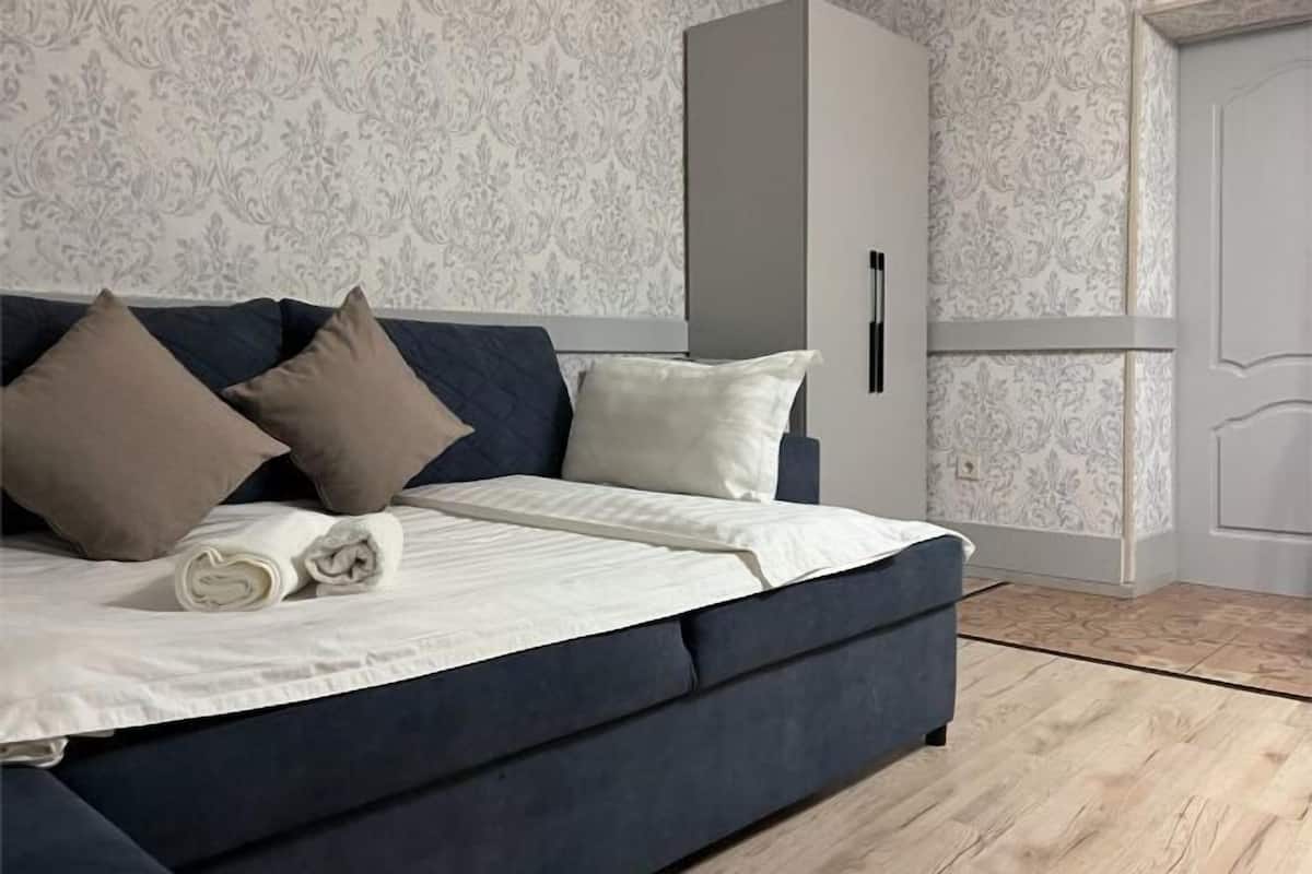 خزنة داخل الغرفة ومكتب وستائر تعتيم وتجهيزات عازلة للصوت