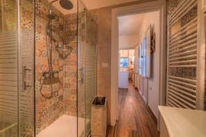 Regadera, secadora de cabello, batas, bidet 