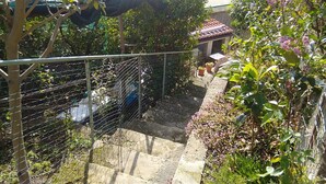 Et boligområde med en stentrappe, der fører op til et hus med tegltag.