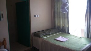 双床房 | 记忆海绵床垫、办公桌、遮光窗帘、免费 WiFi