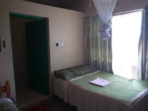 Tomannsrom | Memory foam-senger, skrivebord, blendingsgardiner og wi-fi (inkludert)