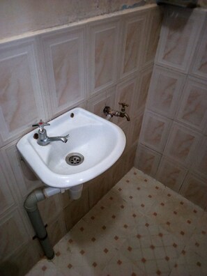 غرفة لفردين | حوض الحمام