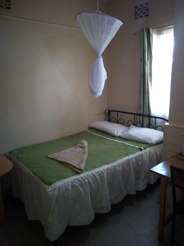 غرفة لفردين | أسرّة بإسفنج يتكيف مع شكل الجسم ومكتب وستائر تعتيم وواي فاي مجانًا