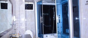 Amenidades de baño gratuitas, secadora de cabello, pantuflas, toallas