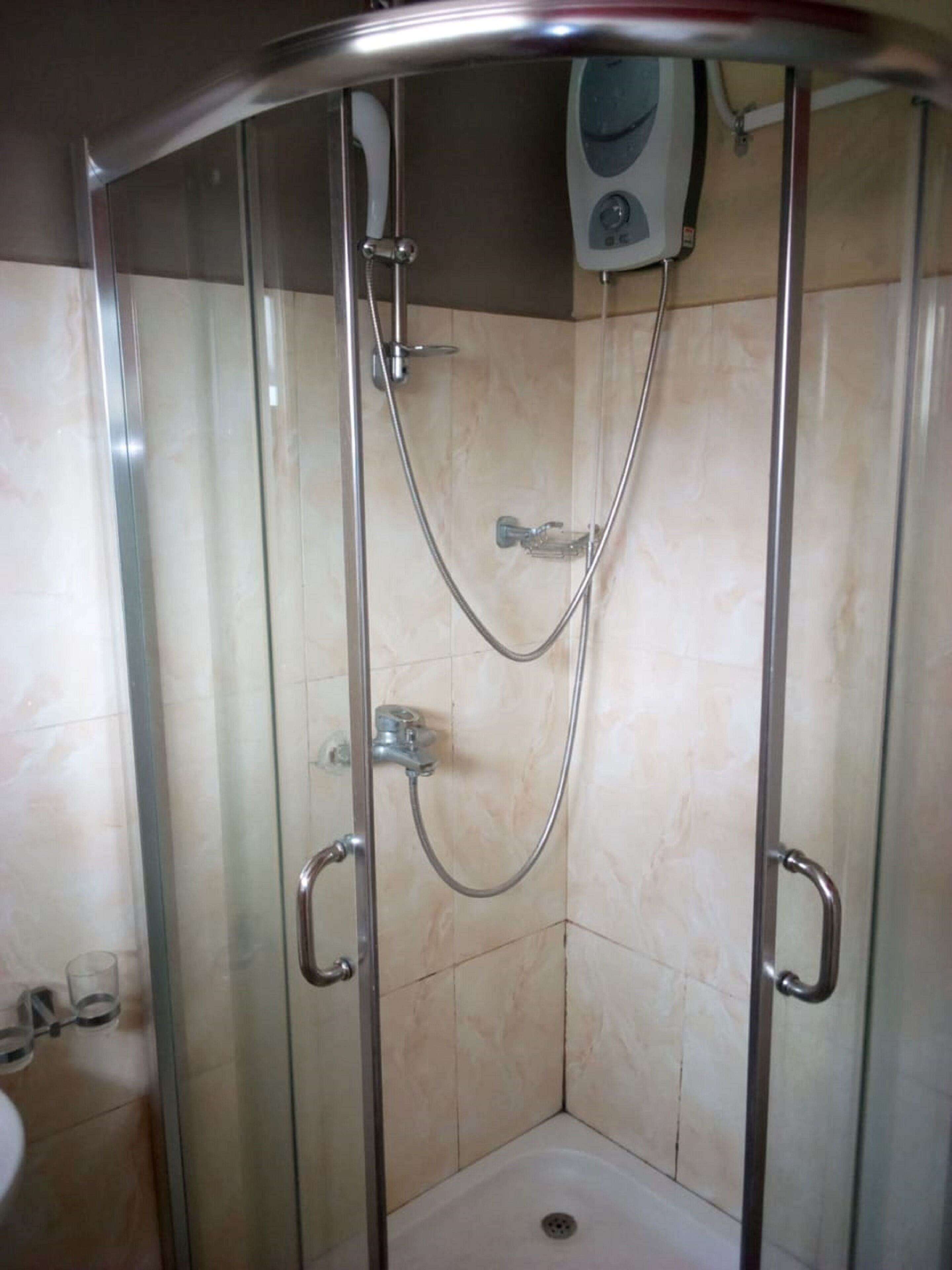 Chambre double | Douche de la salle de bain