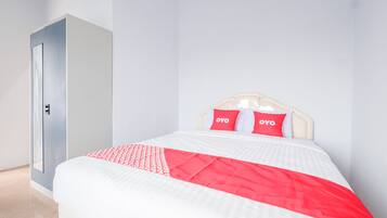 Standard Double Room | Desk, bed sheets