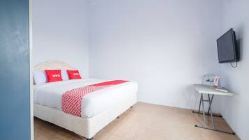 Standard Double Room | Desk, bed sheets