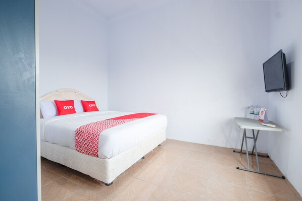Standard Double Room | Desk, bed sheets