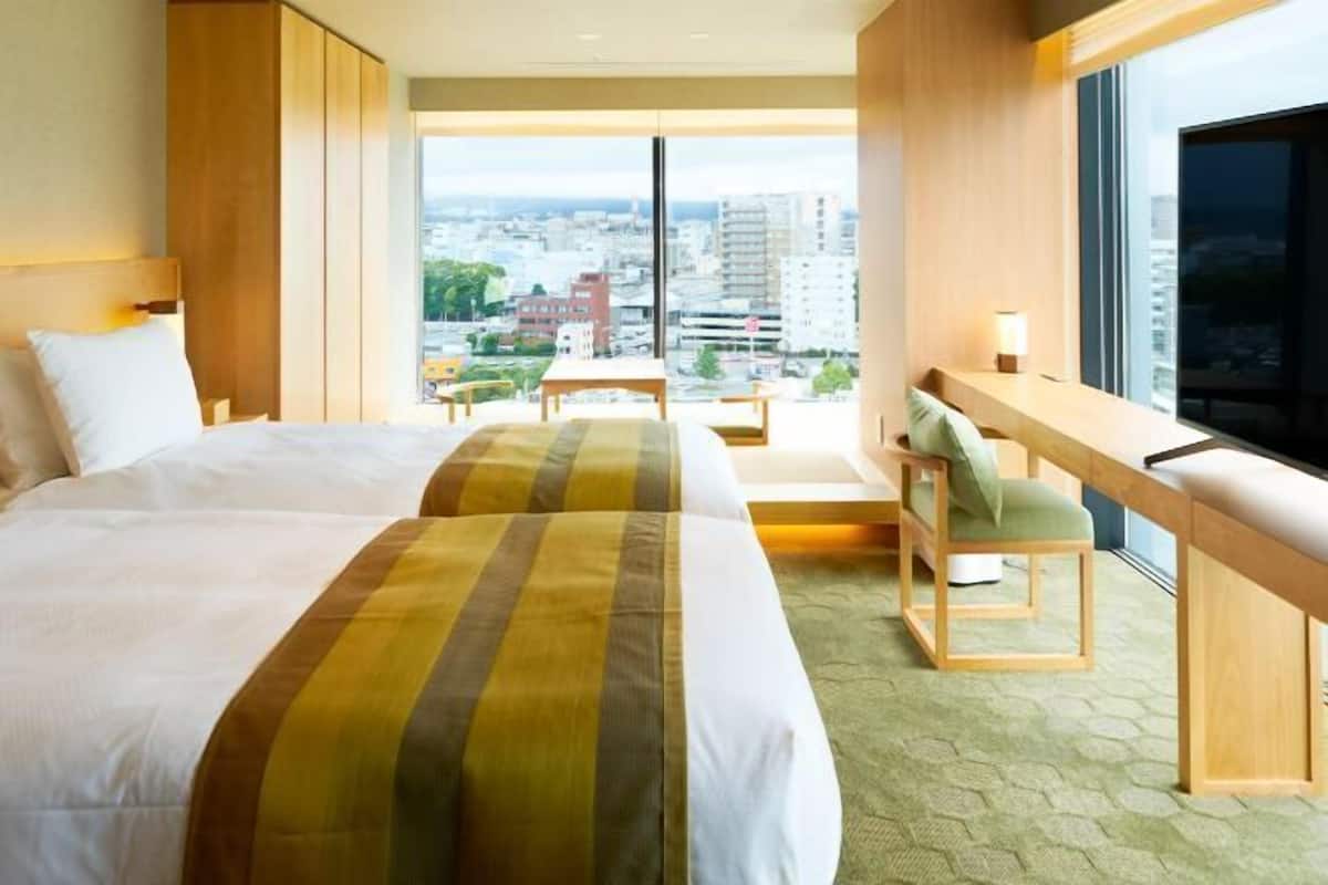 In-room safe, free WiFi, bed sheets