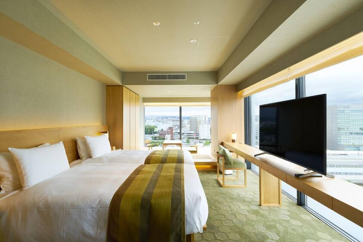 In-room safe, WiFi (free), bed sheets