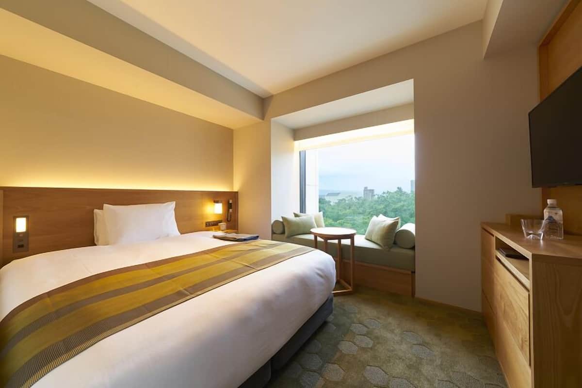 In-room safe, WiFi (free), bed sheets