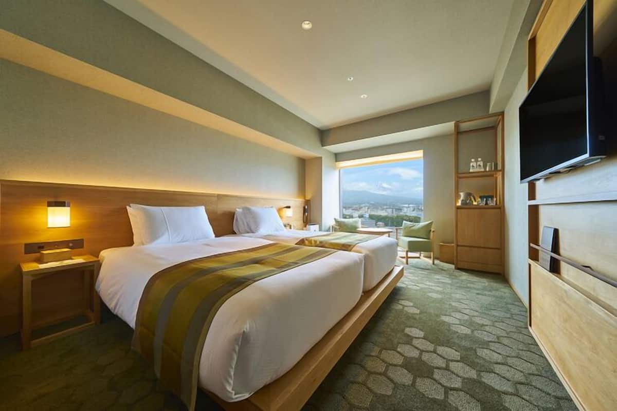 In-room safe, WiFi (free), bed sheets