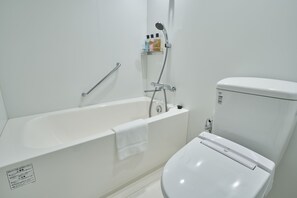 シャワー付き浴槽、バスアメニティ (無料)、ヘアドライヤー、スリッパ