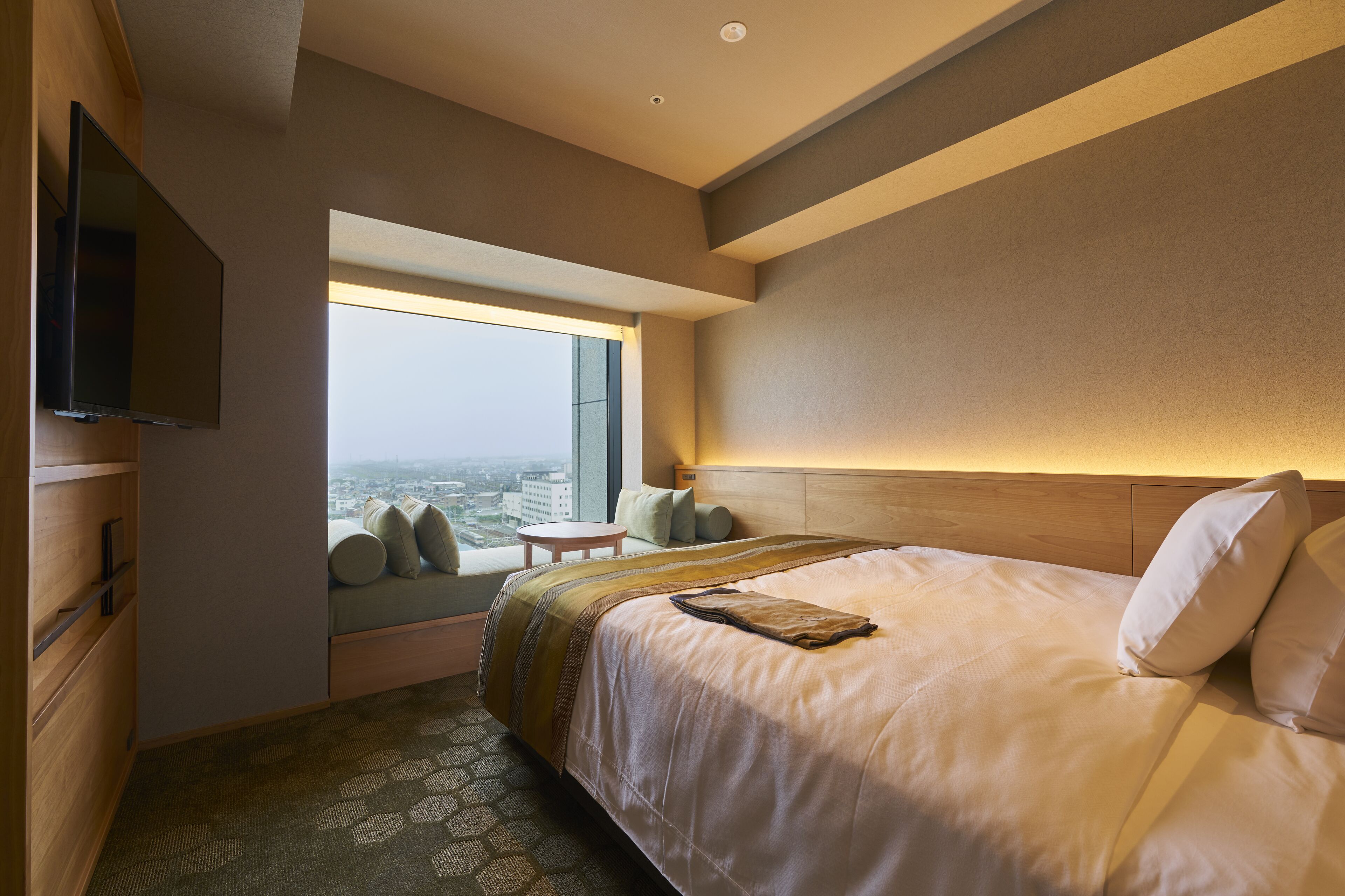 in-room safe, free wifi, bed sheets