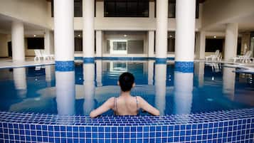 Piscina externa, funciona das 7h às 22h, espreguiçadeiras