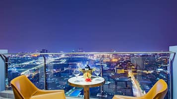 Deluxe Apartment, 1 King Bed, City View | Terrace/patio