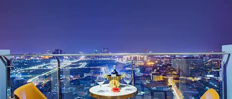 Deluxe Apartment, 1 King Bed, City View | Terrace/patio
