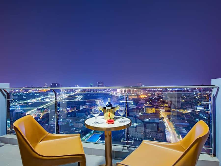 Deluxe Apartment, 1 King Bed, City View | Terrace/patio