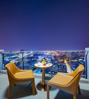 Appartement Deluxe, 1 très grand lit, vue sur la ville | Terrasse/patio