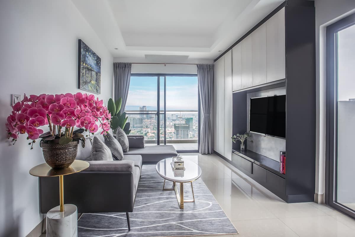 Dubbelrum | Vardagsrum | 49-tums platt-tv med kabelkanaler, tv och eldstad