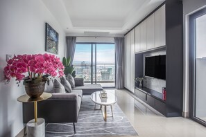 Dobbeltrom | Oppholdsområde | En 49-tommers Flatskjerm-TV med kabel-kanaler samt TV og peis