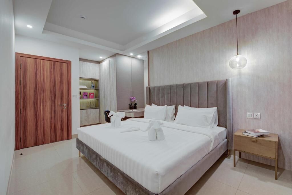 Ropa de cama de alta calidad y caja de seguridad en la habitación 