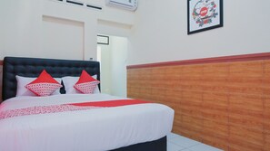 Free WiFi, bed sheets - OYO 1190 Griya Soeratin Residence Syariah (Pacitan)
