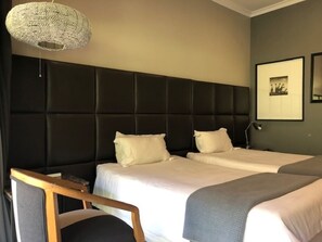 Habitación básica con 1 cama doble o 2 individuales | Escritorio, cortinas opacas, tabla de planchar con plancha y wifi gratis