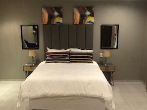 Habitación básica con 1 cama doble o 2 individuales | Escritorio, cortinas opacas, tabla de planchar con plancha y wifi gratis