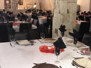 Se sirven desayunos, almuerzos, cenas y cocina local e internacional 