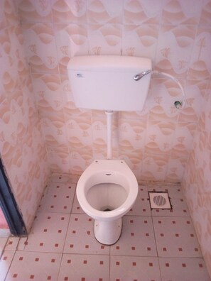 Chambre double | Salle de bain | Douche, pantoufles, serviettes fournies, savon