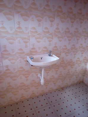 Chambre Double | Lavabo de la salle de bain