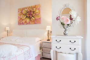 Estudio, vista al jardín | Decoración personalizada y muebles diferentes 
