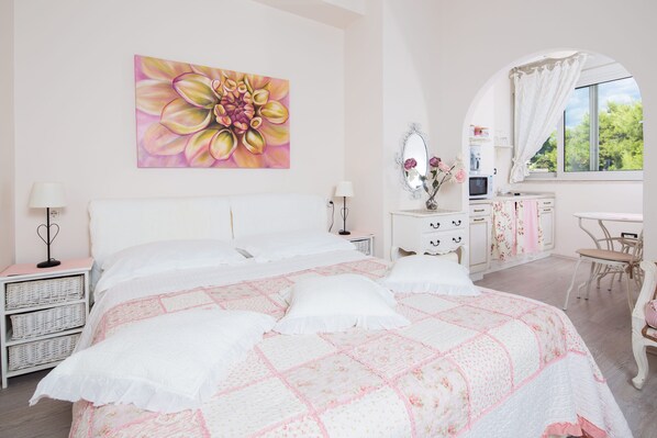 Studio, Garden View | Individually decorated, individually furnished, iron/ironing board