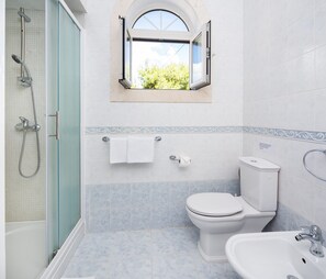 Studio, Garden View | Bathroom | Shower, hair dryer, bidet, towels