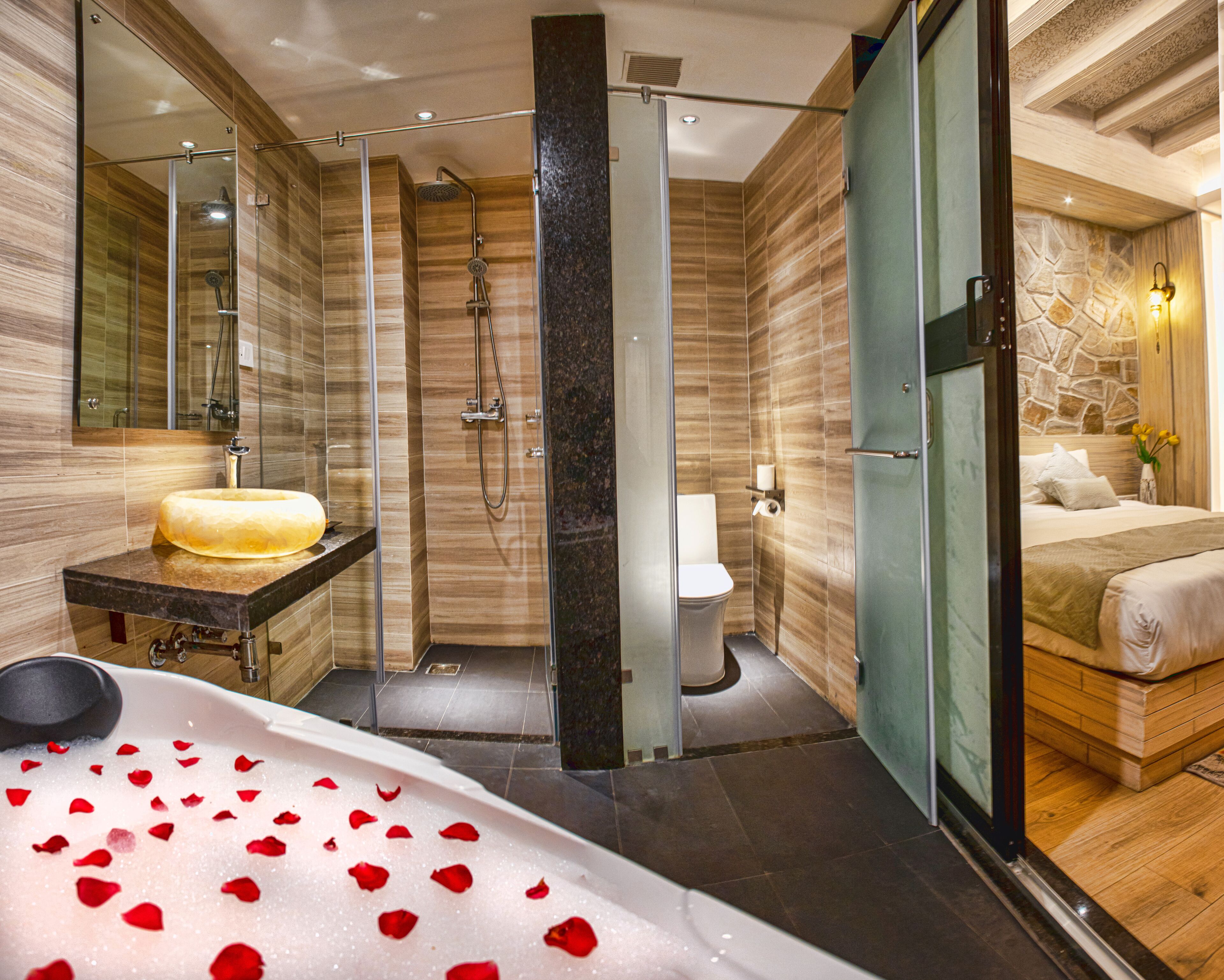 executive room | bathroom | shower, hydromassage showerhead, free toiletries, hair dryer
